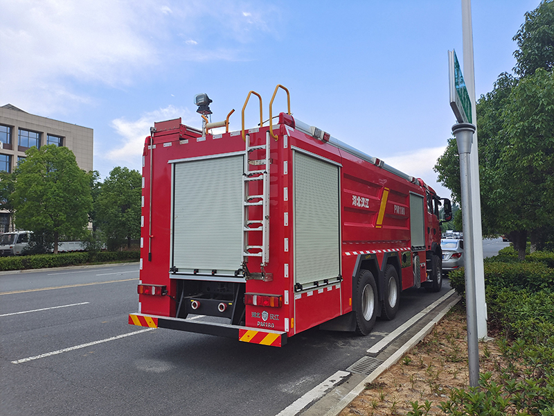 重汽18吨水罐消防车